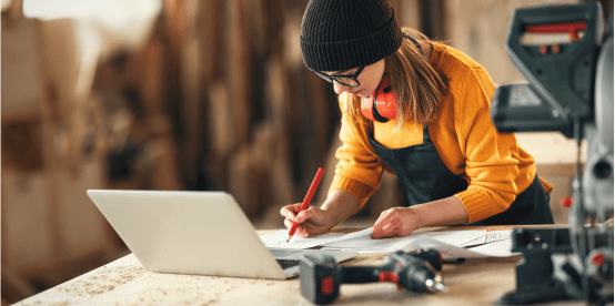 women in shop working on her laptop