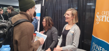 Usask Popup 365X170 Women and student talking